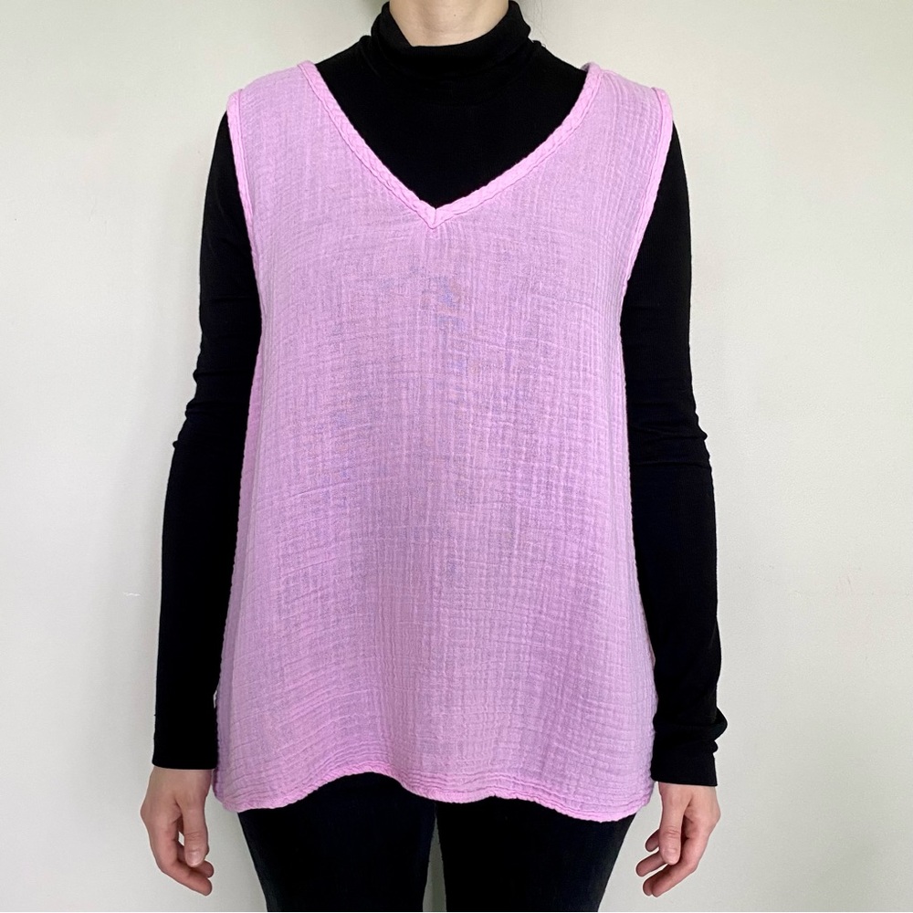 Michael Stars Abby Front-to-Back textured cotton gauze V-neck tank top. 🩷